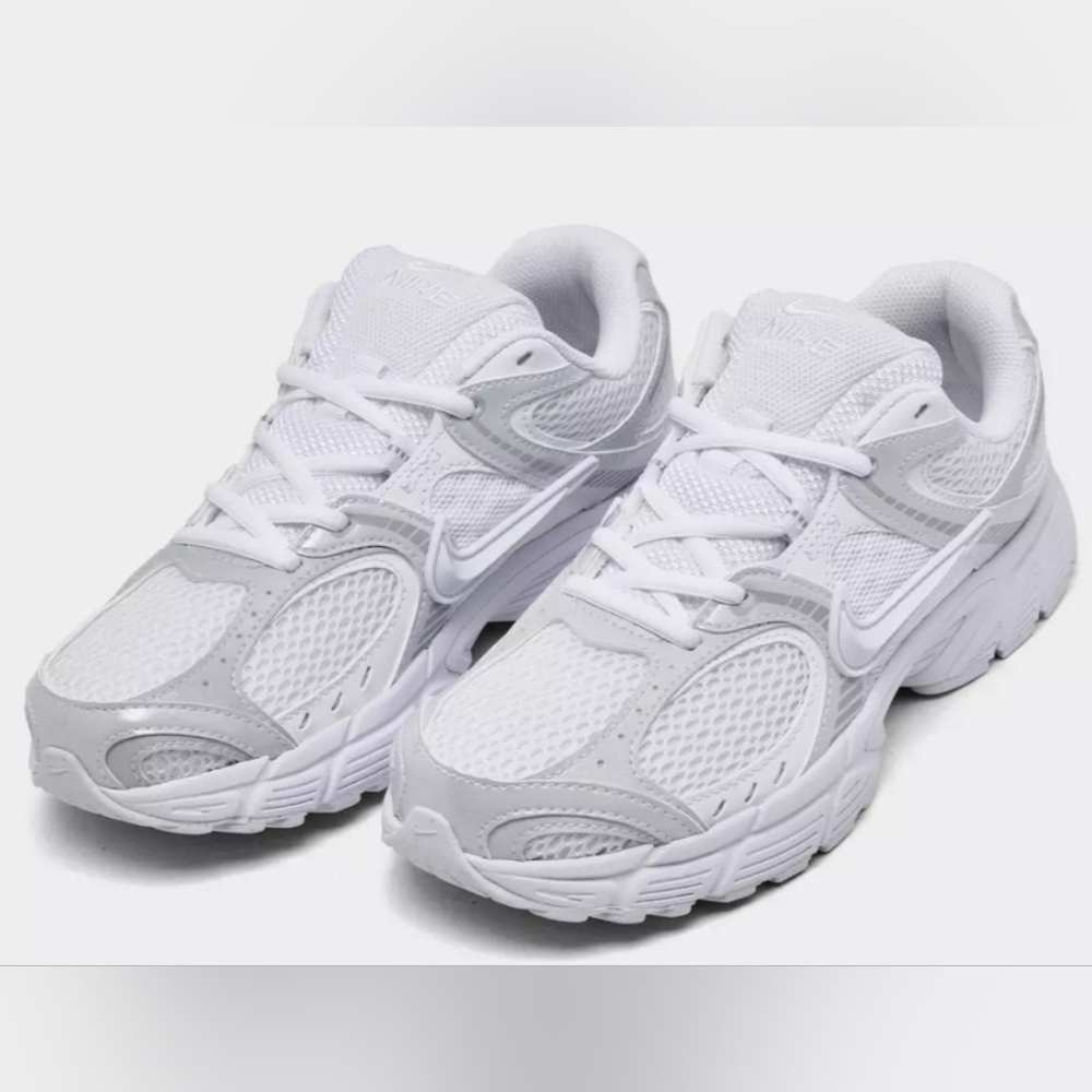 Women's Nike V5 RNR Sneakers/New in Box ( Missing Lid) White/ Silver Many Sizes